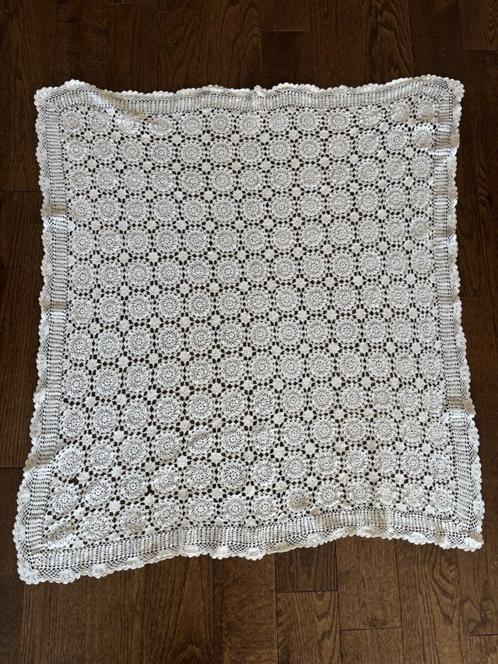 Handmade Tablecloth Coverlet Crocheted Cottage Medallion Vtg‎ Small 39x45” READ